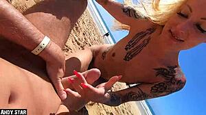 Ένα ζευγάρι απολαμβάνει μια καυτή υπαίθρια συνάντηση στην παραλία, που οδηγεί σε ένα ικανοποιητικό φινίρισμα