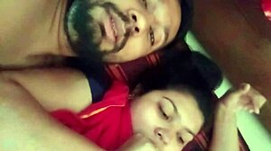 Pasangan India yang baru menikah berbagi momen romantis dalam video hardcore
