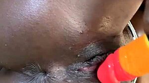 Μαύρος έφηβος επιδίδεται σε αισθησιακό μασάζ με λάδι