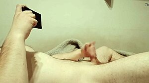 Un hombre maduro dándose placer mientras ve porno