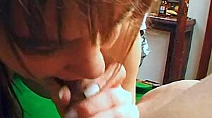 ジェイミー・ウッズは、激しいアナル指マンセッションでペイジに喉をファックされます。