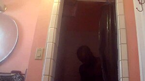 Kaygan duş, büyük siyah yarrağıyla sıcak seksle sonuçlanıyor
