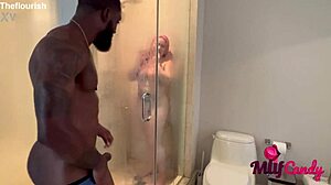 Loree Love a Ace Bigs se intimně stýkají v koupelně s přívěsem