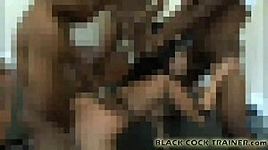 Sizzling kuuma brunette saa hallitsi musta monster cock