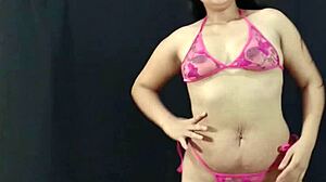 ¡Mira a esta joven y curvilínea belleza latina mostrando sus atributos en lencería rosa y preparándose para una sesión de fotos caliente! ¡Te encantará!