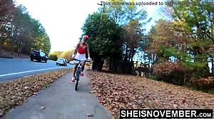 Öffentliche Nacktheit: Schlanke Ebony-Biker beim Upskirt-Abenteuer in 4K
