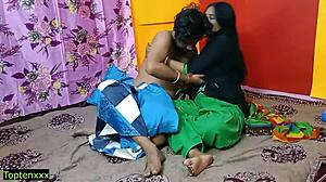 Seorang suri rumah India yang menggoda mengejutkan pasangannya dengan hubungan seks yang penuh gairah, menampilkan audio Hindi yang eksplisit