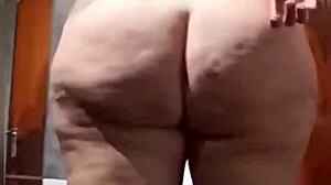 Een wulpse Duitse huisvrouw pronkt met haar volwassen en ronde lichaamsbouw in verleidelijke lingerie