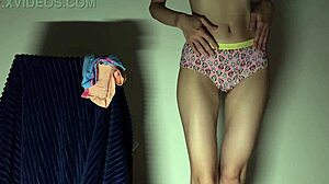 Underklädesälskare njuter av sensuell njutning med en kåt amatör