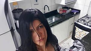 Sexy kvinne tilfredsstiller seg selv med en monsterkuk på kjøkkenet