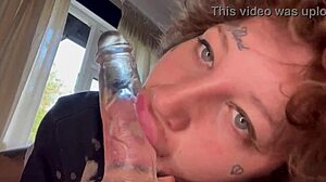 Tetovirana lepotica izvaja intenziven oralni seks, dokler ne joka med uporabo dilda