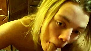 Kleine blanke meid geeft een deepthroat en anus likken aan een grote zwarte lul in een onbewerkte hotelvideo