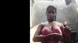 Gadis Bangladeshi mengambil batang besar dalam video hardcore