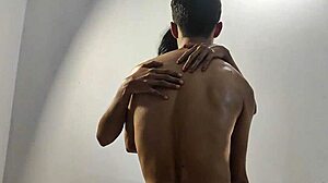 Ett ungt par ägnar sig åt passionerad älskling i bengalisk porr