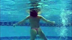 Врућа подводна компилација са девојкама обученим у бикини