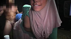 امرأة سمراء أوروبية شابة تشارك في الجنس الشرجي في القاعدة العسكرية