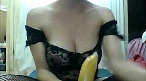 Transsukupuolinen nainen tyydyttää itsensä banaanilla kotitekoisessa videossa