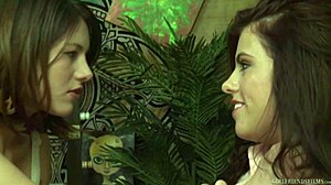 Passionerade brunetter Adriana Chechik och Shyla Jennings hänger sig åt ömsesidig cunilingus och tit-sugande