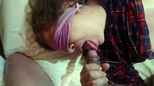 Hemmelig opptak av modne kones venns sønn som tilfredsstiller henne med sin store penis mens hun utfører oralsex og får utløsning i munnen