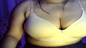 Une indienne sensuelle avec de gros seins partage son amour pour le sexe en ligne