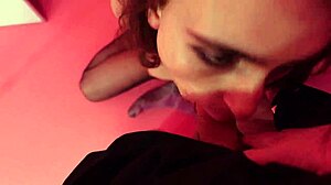 Minyon trans kadın, kızıl saçlı bir çiftle çıplak ve yüze boşalma ile POV yapıyor