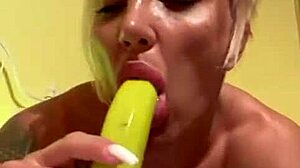 Мускулистая женщина наслаждается сольной игрой с бананом и двумя сосисками