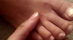 Fetișul senzual al picioarelor braziliene cu degete de la fund și tălpi în timp ce persoana iubită doarme
