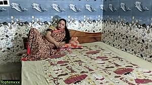 Jóvenes indios tienen su primer encuentro con una caliente ama de casa bengalí