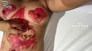 สาววัยรุ่นร่างบนร่างกายเอเชียเปลือยของเธอด้วยลิปสติกในวิดีโอโฮมเมด