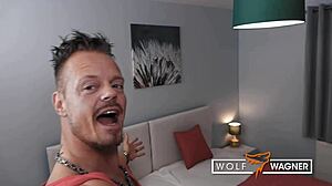 นักแสดงผู้ใหญ่ชาวอังกฤษ Tina Kay สนุกกับการเผชิญหน้าทางเพศกับชายเยอรมันในลอนดอน ดังที่แสดงบน wolfwagner.com