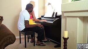 Amatørpar bliver frække under klaverundervisning