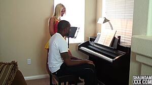 זוג אמצעי מתחיל להתחרפן במהלך שיעור פסנתר