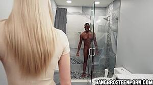 En jente gir romkameraten sin en blowjob i dusjen