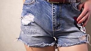 Busig tonåring stoltserar lekfullt med sin nätta derriere i jeansshorts