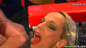 Golden shower dan makan sperma dalam video HD